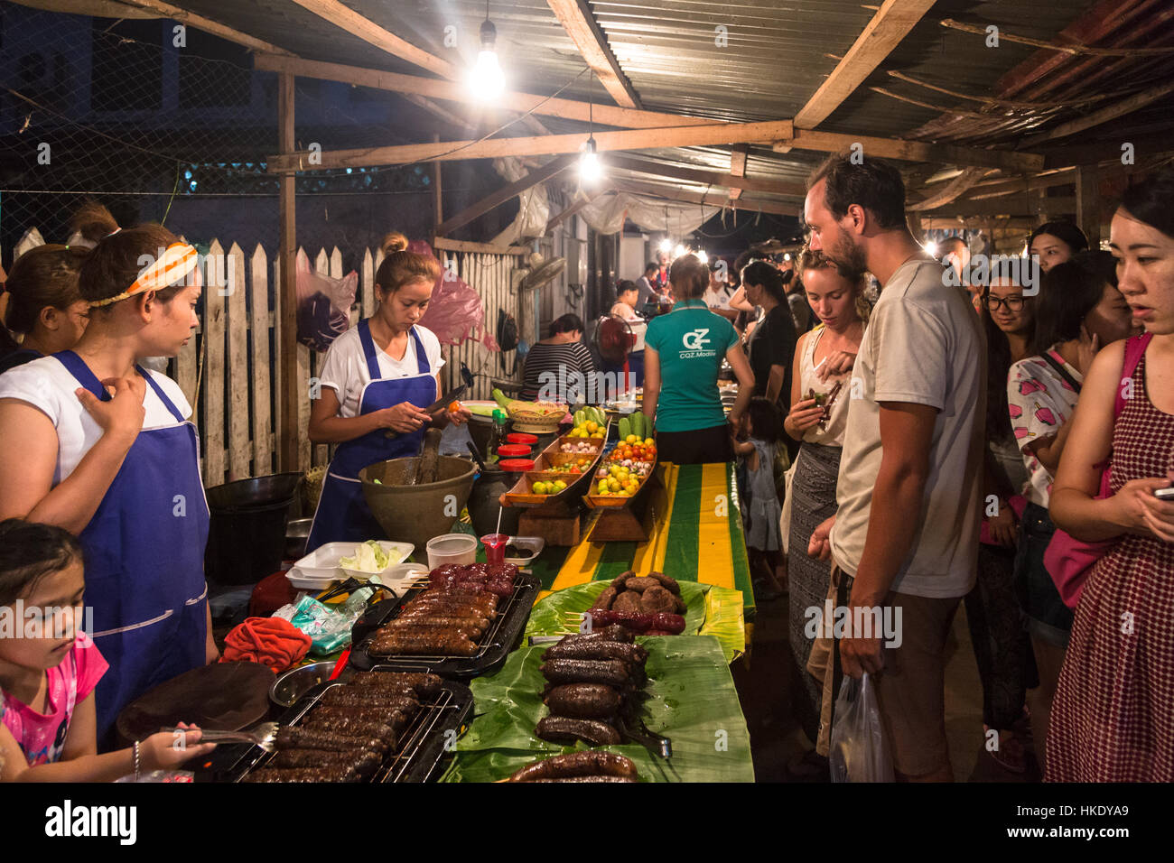 LUANG PRABANG, LAOS - 15 MAI 2015 : touristes achètent la nourriture sur un marché de décrochage du marché de nuit de Luang Prabang. Banque D'Images