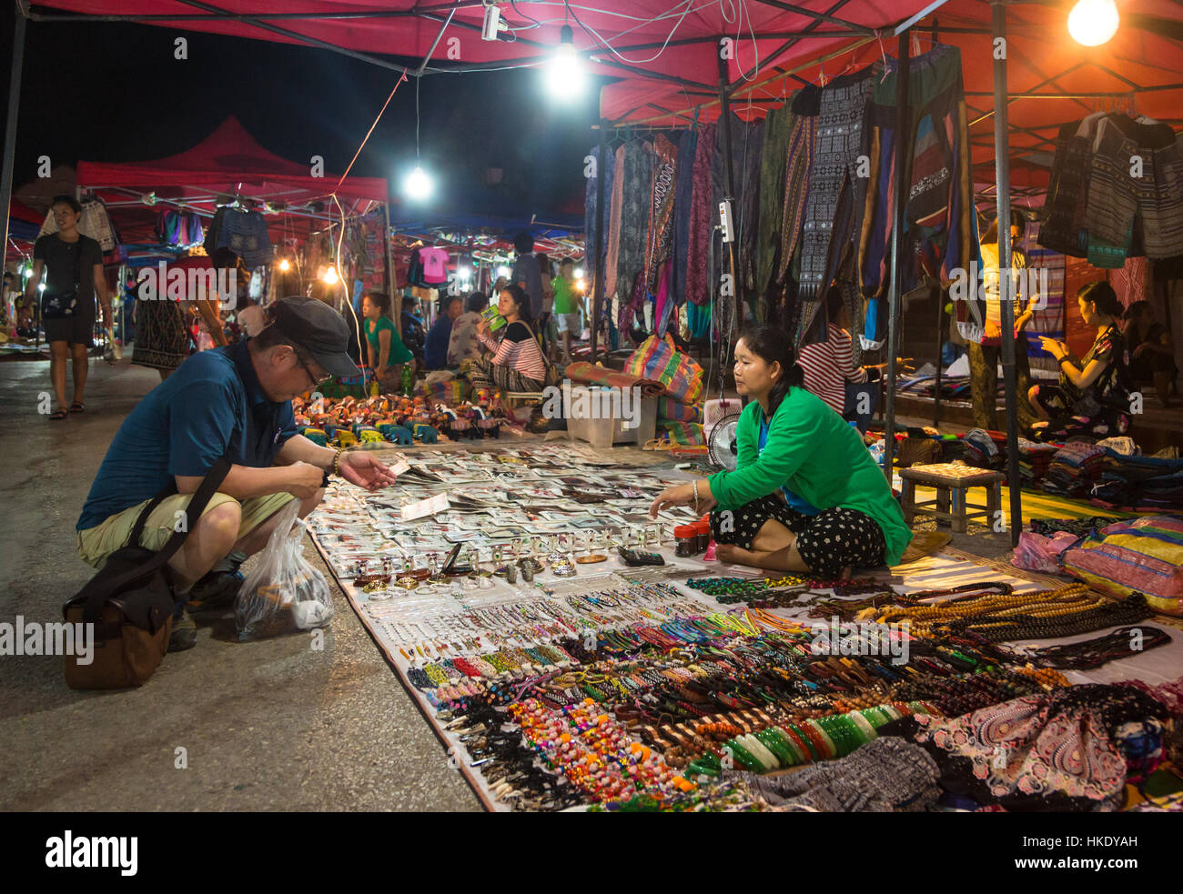LUANG PRABANG, LAOS - 15 MAI 2015 : un touriste cherche en souvenir du marché de nuit de Luang Prabang, un premier voyage destination au Laos. Banque D'Images