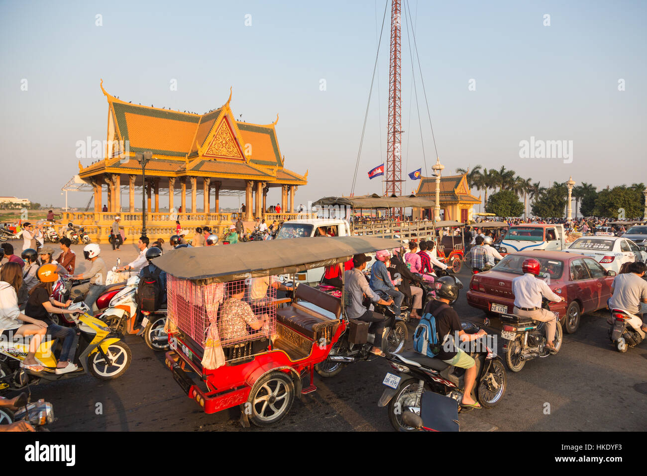 PHNOM PENH, Cambodge - 24 janvier 2016 : Voitures, Tuk Tuk et les motos sont coincés dans un embouteillage sur une route le long de la rivière du Mékong au Cambodge cap Banque D'Images
