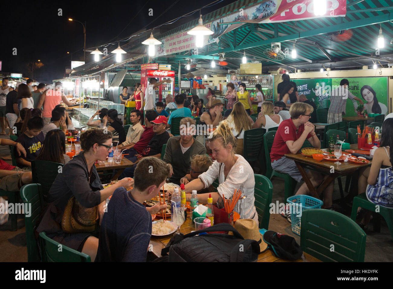 PHU QUOC, VIETNAM - 27 janvier 2016 : De nombreux groupe de touristes mangent principalement des fruits de mer dans le marché nocturne de Dong Duong à Phu Quoc Island dans le sud Vietna Banque D'Images