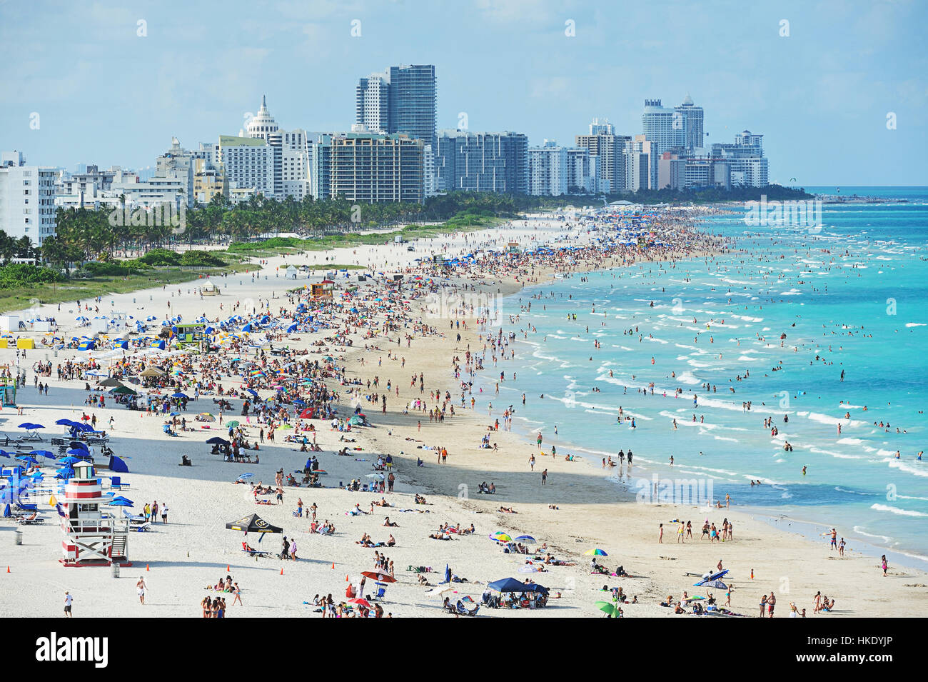 Les gens sur Miami Beach sur sunny day Banque D'Images