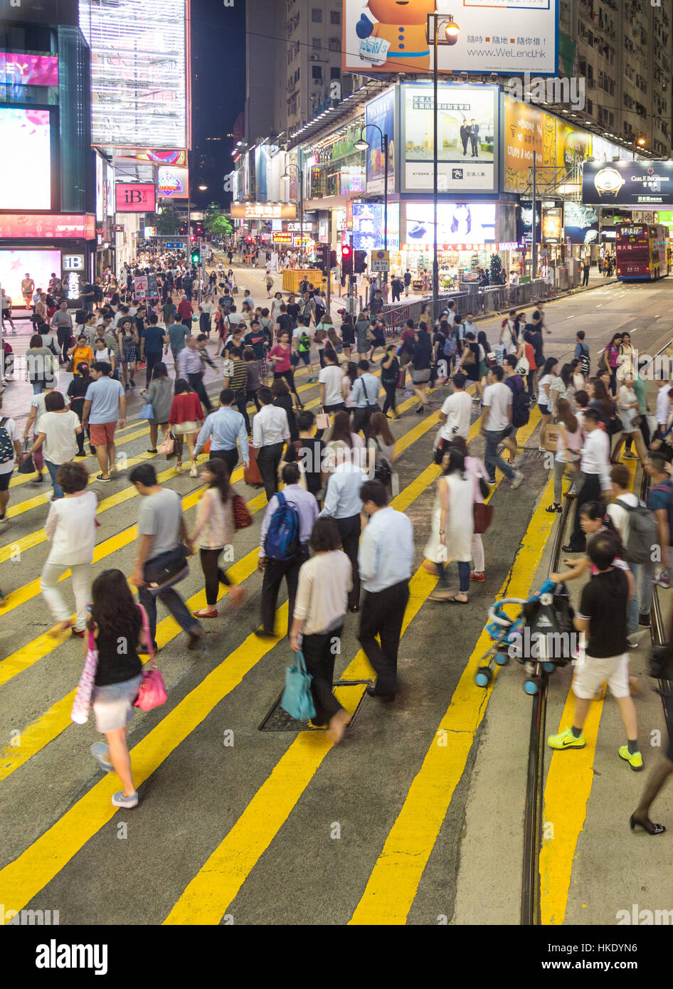 HONG KONG, HONG KONG - 23 septembre 2015 : les piétons s'engouffrent dans un carrefour très fréquenté dans le quartier commerçant de Causeway Bay à Hong Kong isla Banque D'Images