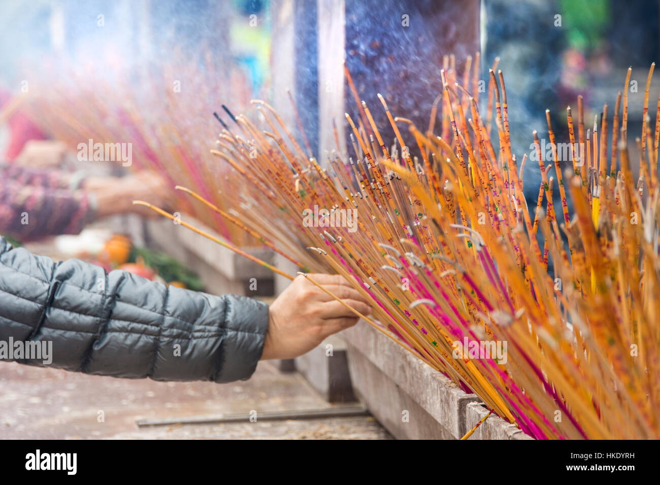 Fidèles en prière tout en offrant d'encens dans Sik Sik Yuen Wong Tai Sin temple à Hong Kong Banque D'Images