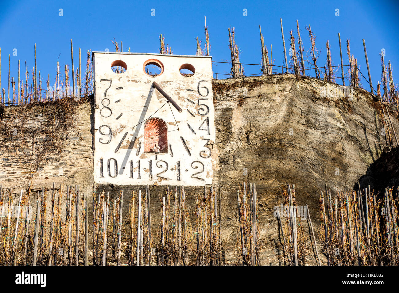 Cadran solaire dans le vignoble près de Zeltingen-Rachtig, dans la vallée de la Moselle, Allemagne Banque D'Images