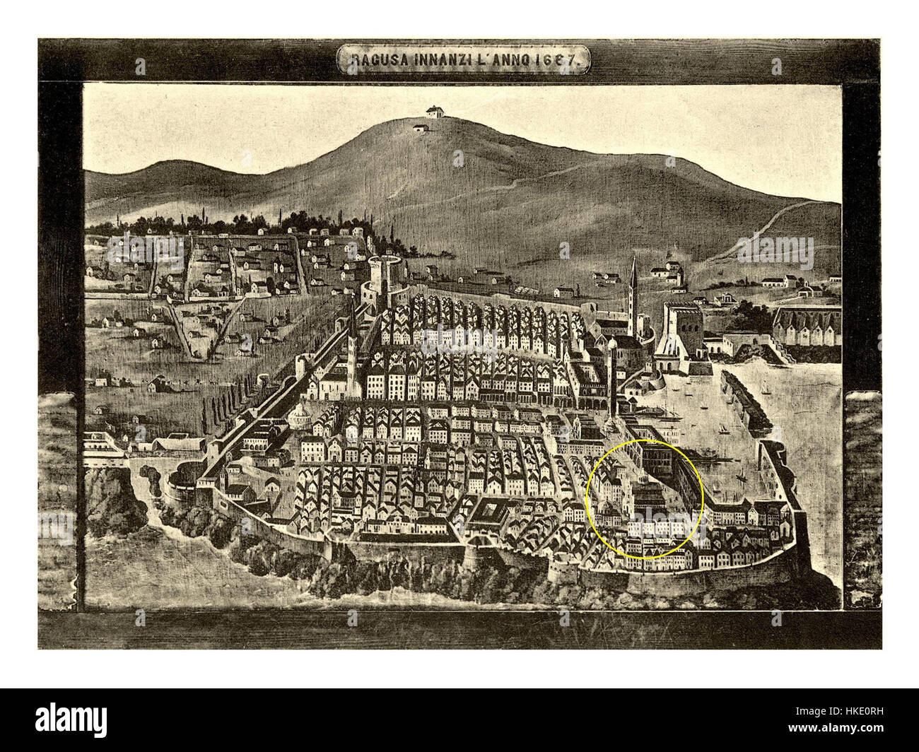 Cette œuvre représente la cathédrale de Dubrovnik telle qu'elle apparaissait avant 1667, avant le tremblement de terre dévastateur qui a conduit à sa reconstruction. La peinture met en valeur les caractéristiques architecturales de la cathédrale, mettant en valeur son design antérieur au XVIIe siècle. Banque D'Images