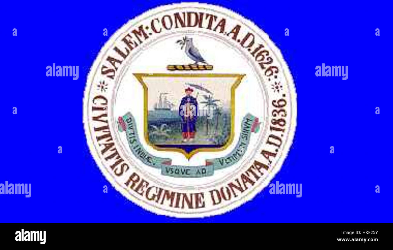 Le drapeau de Salem, Massachusetts, représente le patrimoine de la ville avec des symboles reflétant son importance historique, y compris son histoire maritime et l'héritage des procès des sorcières. Banque D'Images