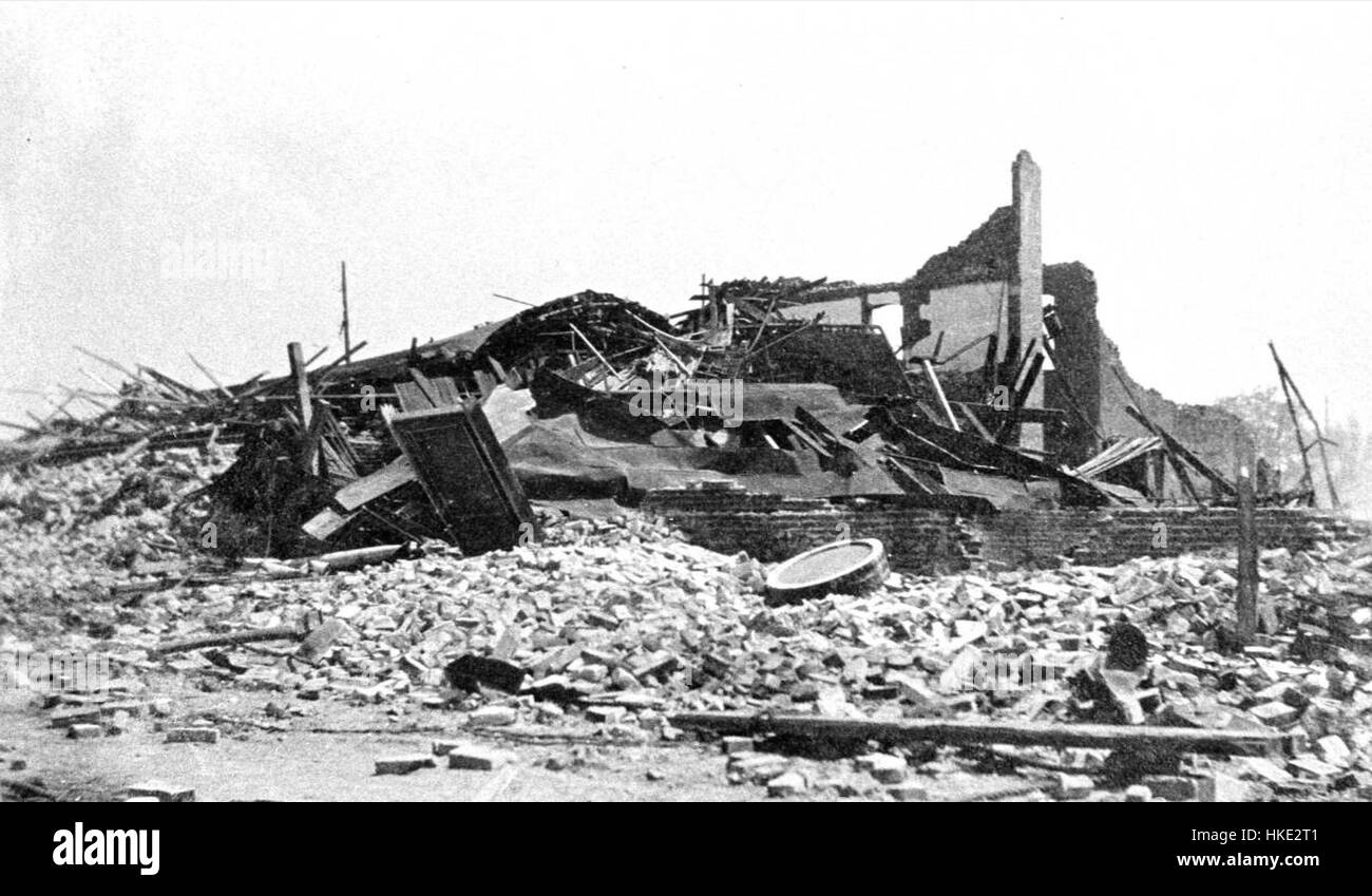 Tableau représentant les conséquences du tremblement de terre de 1906 à Santa Rosa, en Californie, montrant la destruction causée par l'événement sismique. L'œuvre souligne l'impact dévastateur sur les bâtiments et les infrastructures de la ville. Banque D'Images