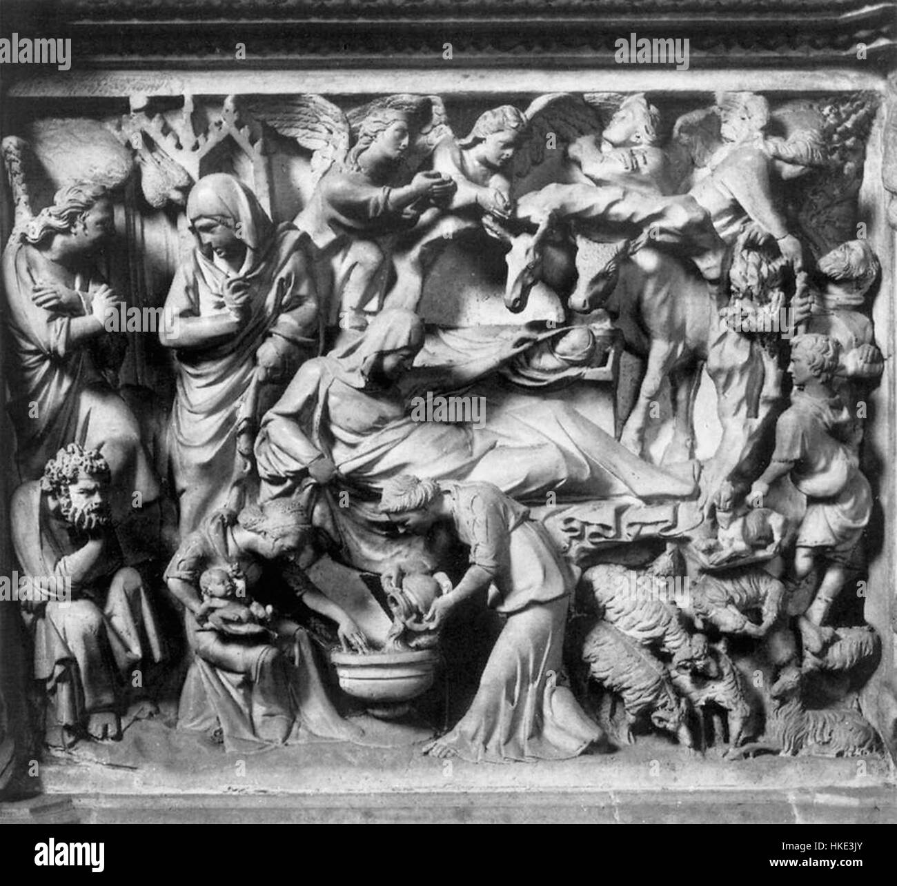 La chaire de Giovanni Pisano du XIVe siècle illustre la naissance du Christ, présentant des sculptures complexes et une iconographie religieuse. L'œuvre est une pièce importante du gothique italien Banque D'Images