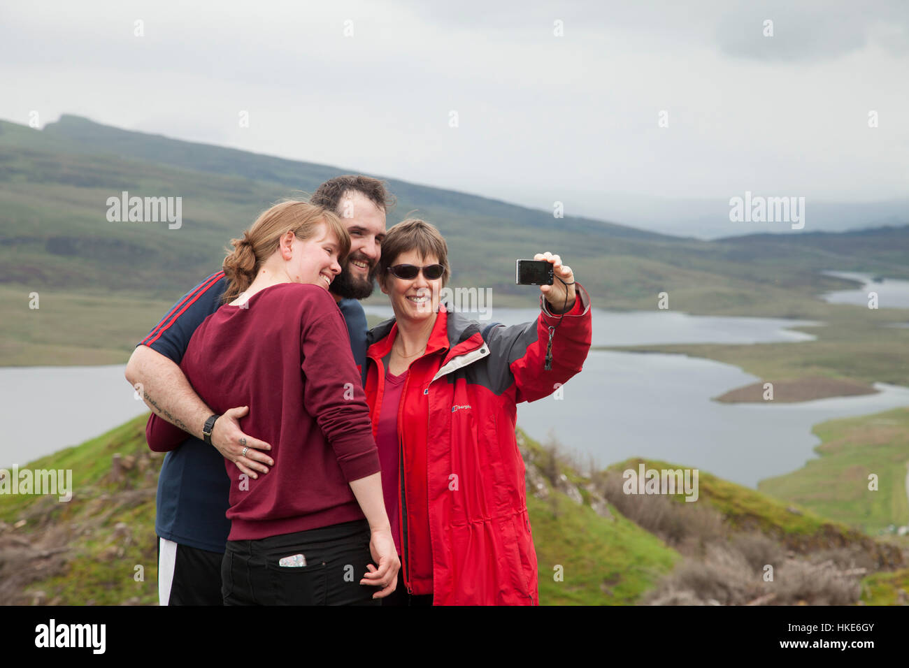 Les touristes de prendre photo de soi même en Ecosse, îles Hébrides Banque D'Images