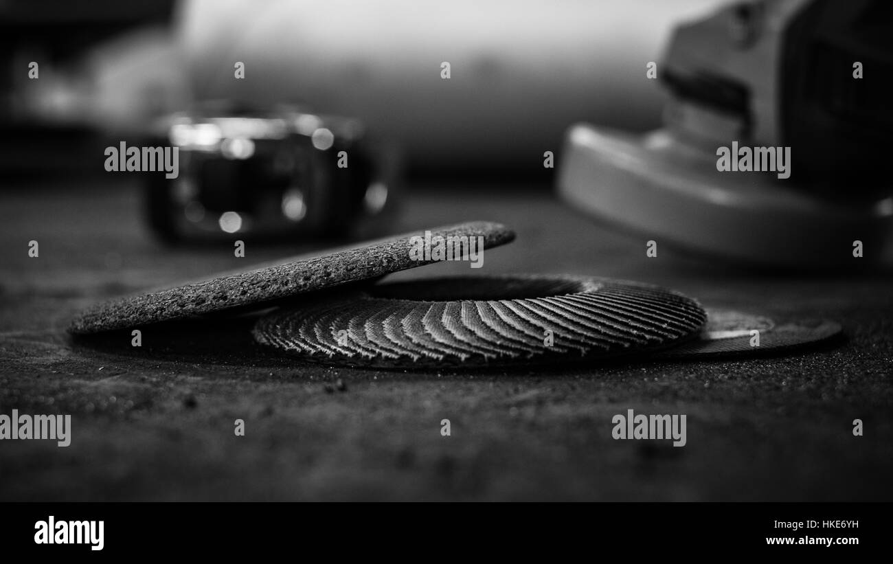 Meuleuse d'angle et les disques sur banc de travail Banque D'Images