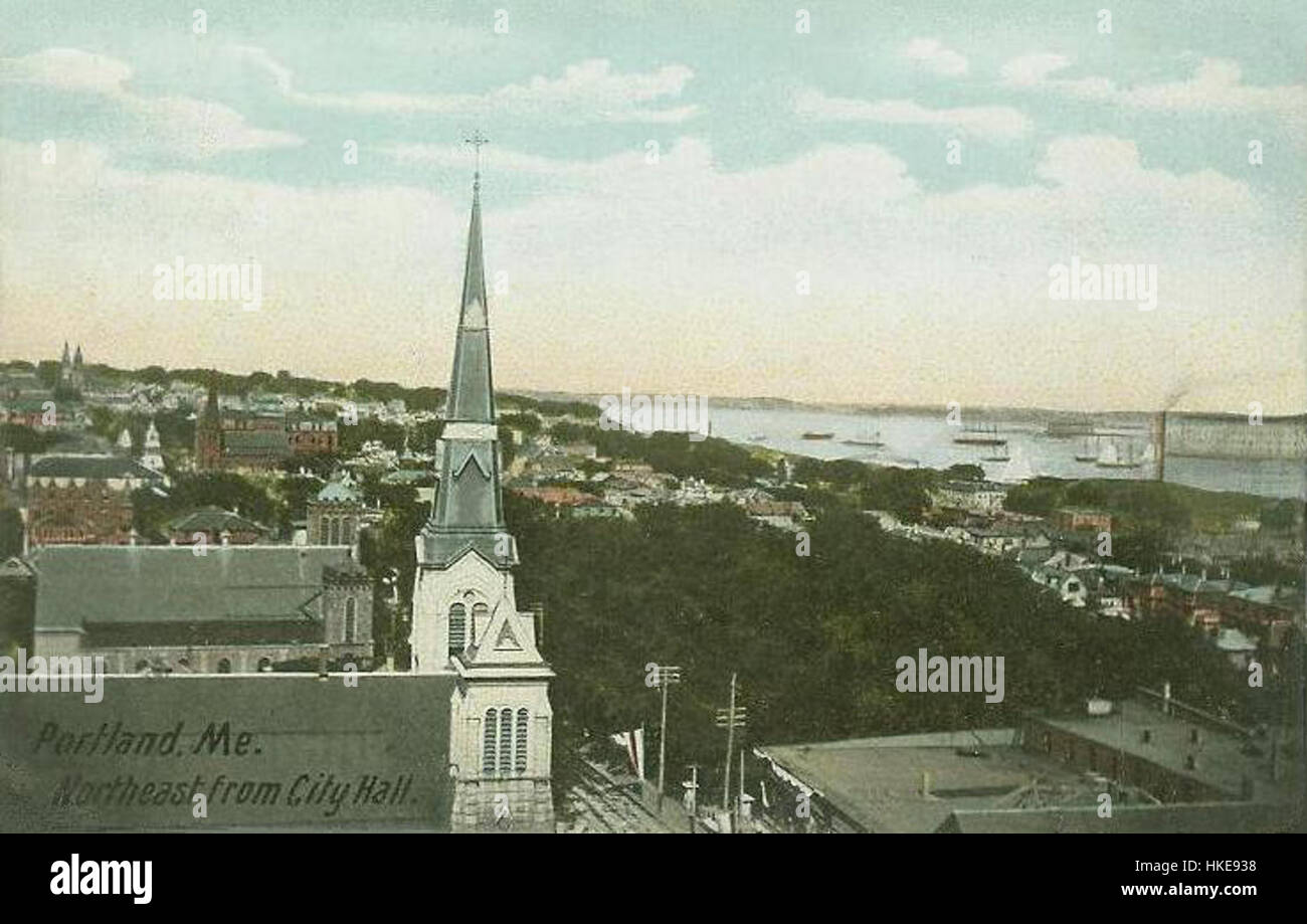 Cette peinture historique offre une vue au nord-est de l'hôtel de ville de Portland, dans le Maine, capturant le paysage urbain de la ville à la fin du XIXe ou au début du XXe siècle. Il met en évidence les caractéristiques architecturales et culturelles de Portland de cette période. Banque D'Images