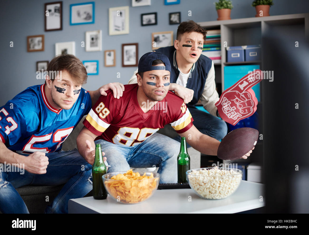 Trois gars adultes en prévision de la prochaine score Banque D'Images