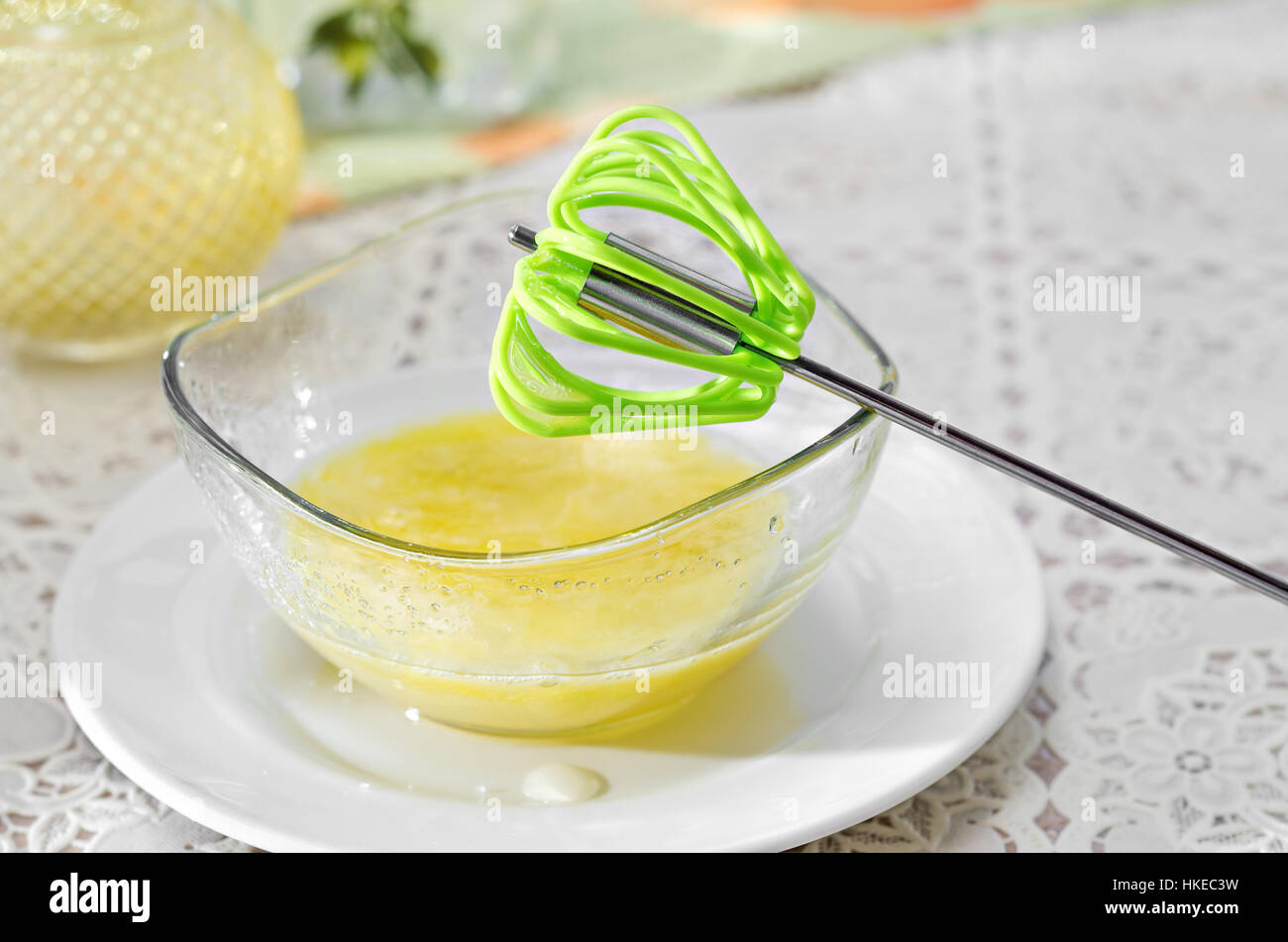 Œuf cru mélangé avec le sucre dans un bol. Focus sélectif. Banque D'Images