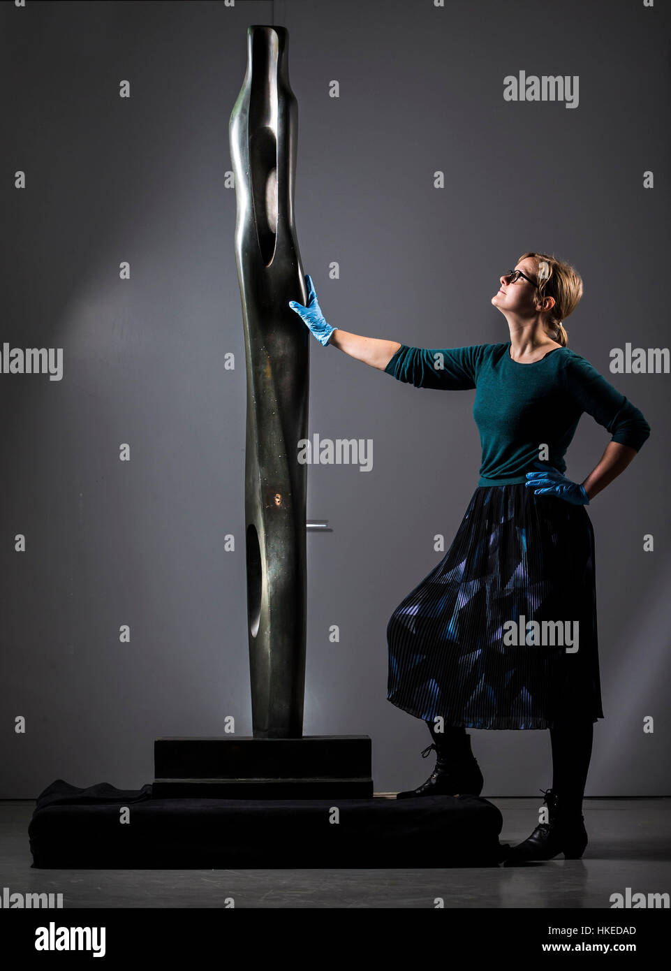 Eleanor Clayton, conservateur de Hepworth Wakefield, inspecte une sculpture Barbara Hepworth récemment conservée avant ses débuts dans la grande exposition printanière de la galerie corps désobéissants: J. W. Anderson curate le Hepworth Wakefield. Banque D'Images