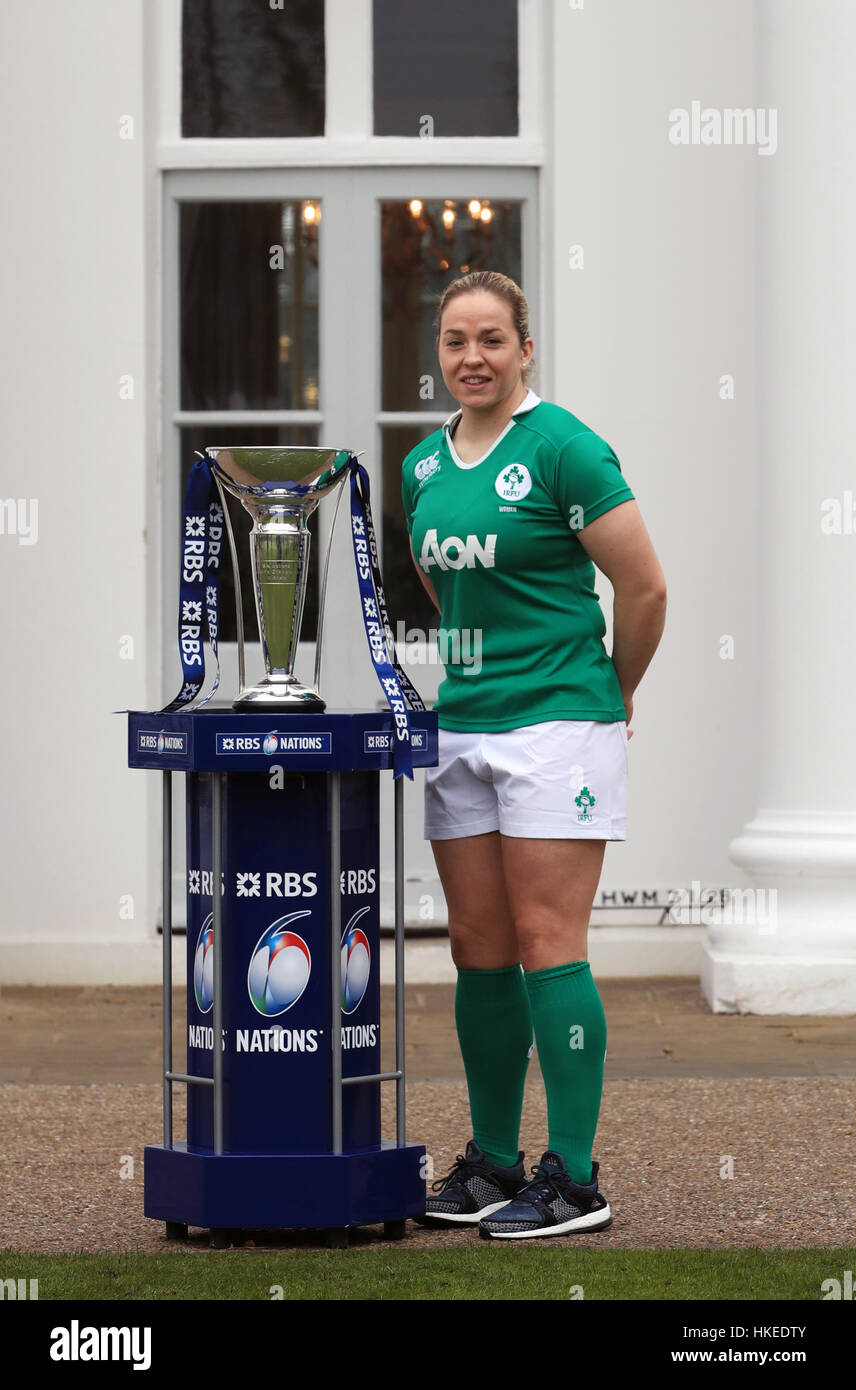 Niamh Briggs, capitaine féminin d'Irlande, pose à côté du trophée six Nations lors du lancement de RBS 6 Nations Media au Hurlingham Club de Londres. APPUYEZ SUR ASSOCIATION photo. Date de la photo: Mercredi 25 janvier 2017. Voir l'histoire de PA RUGBYU six Nations. Le crédit photo doit être lu : John Walton/PA Wire. Veuillez contacter PA Images pour plus d'informations. Banque D'Images