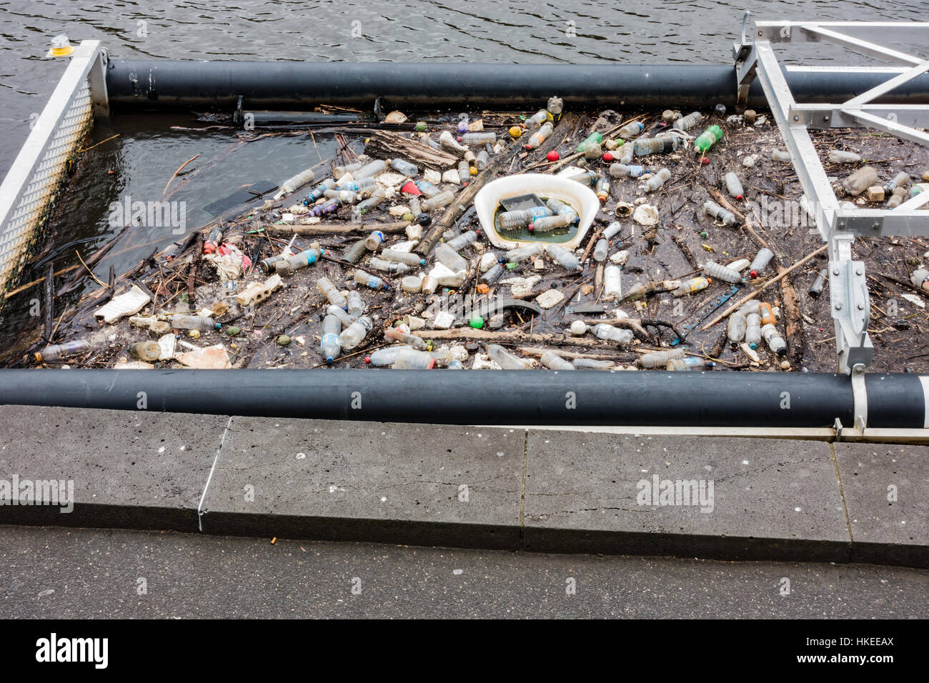 Déchets eau clearing barge sur la rivière Yarra, Melbpirne, Victoria, Australie Banque D'Images