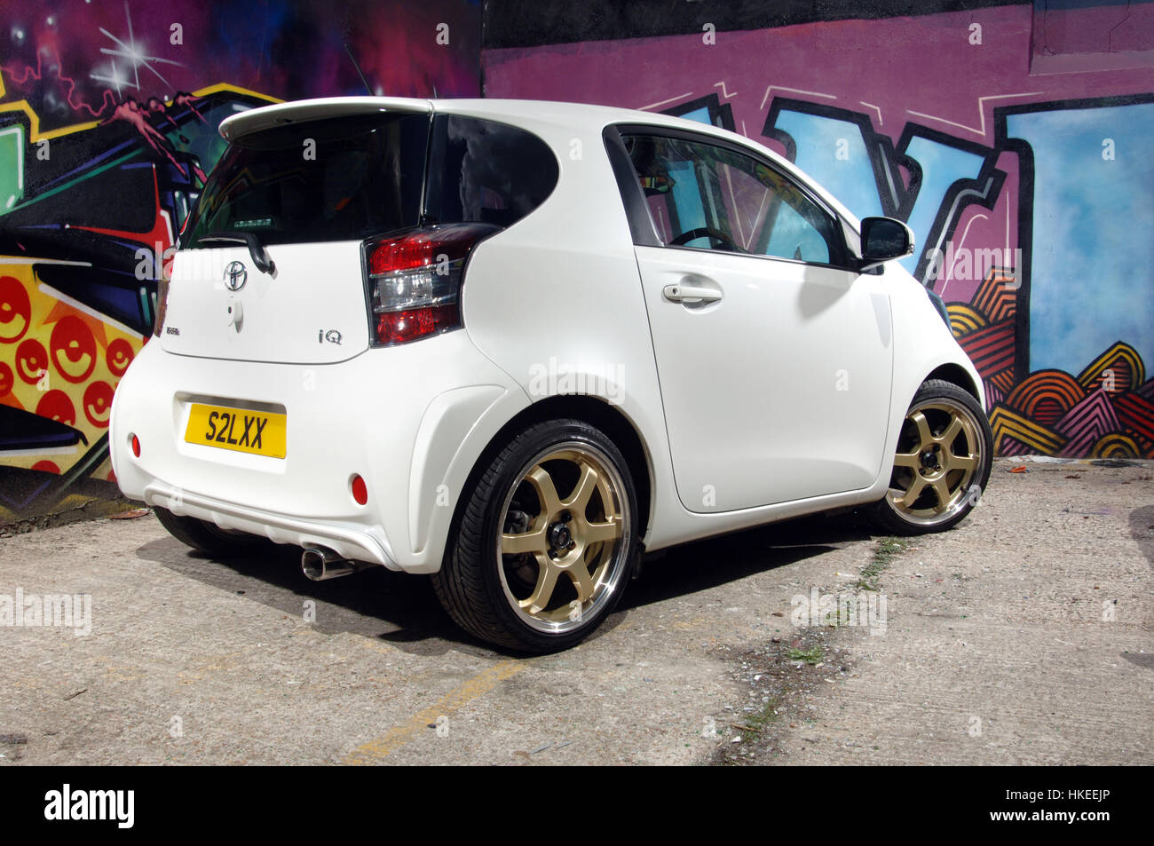 Modification TOYOTA IQ voiture de ville compacte sous et graffiti wall Banque D'Images