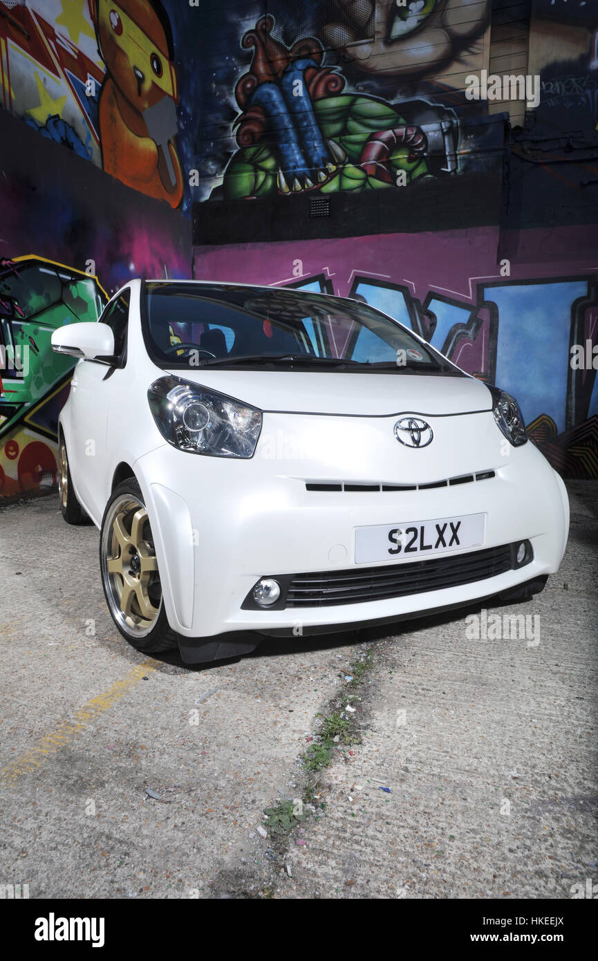Modification TOYOTA IQ voiture de ville compacte sous et graffiti wall Banque D'Images