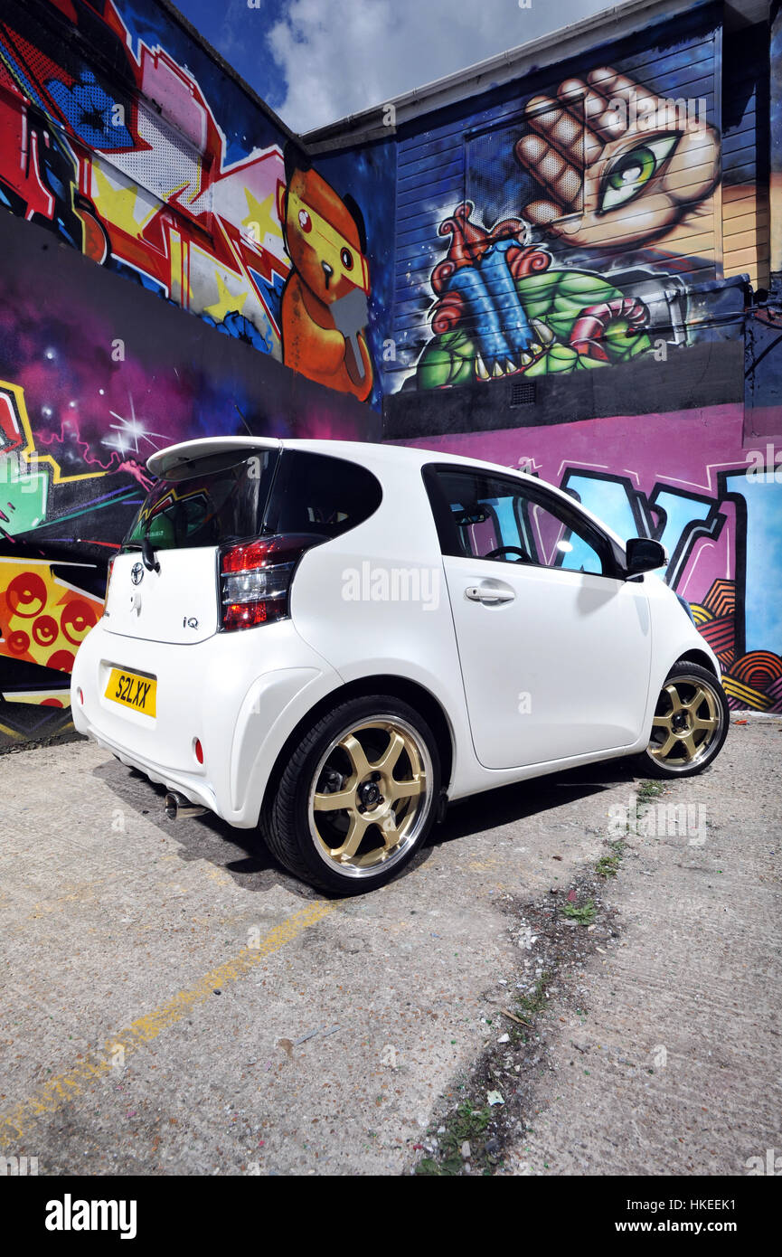 Modification TOYOTA IQ voiture de ville compacte sous et graffiti wall Banque D'Images