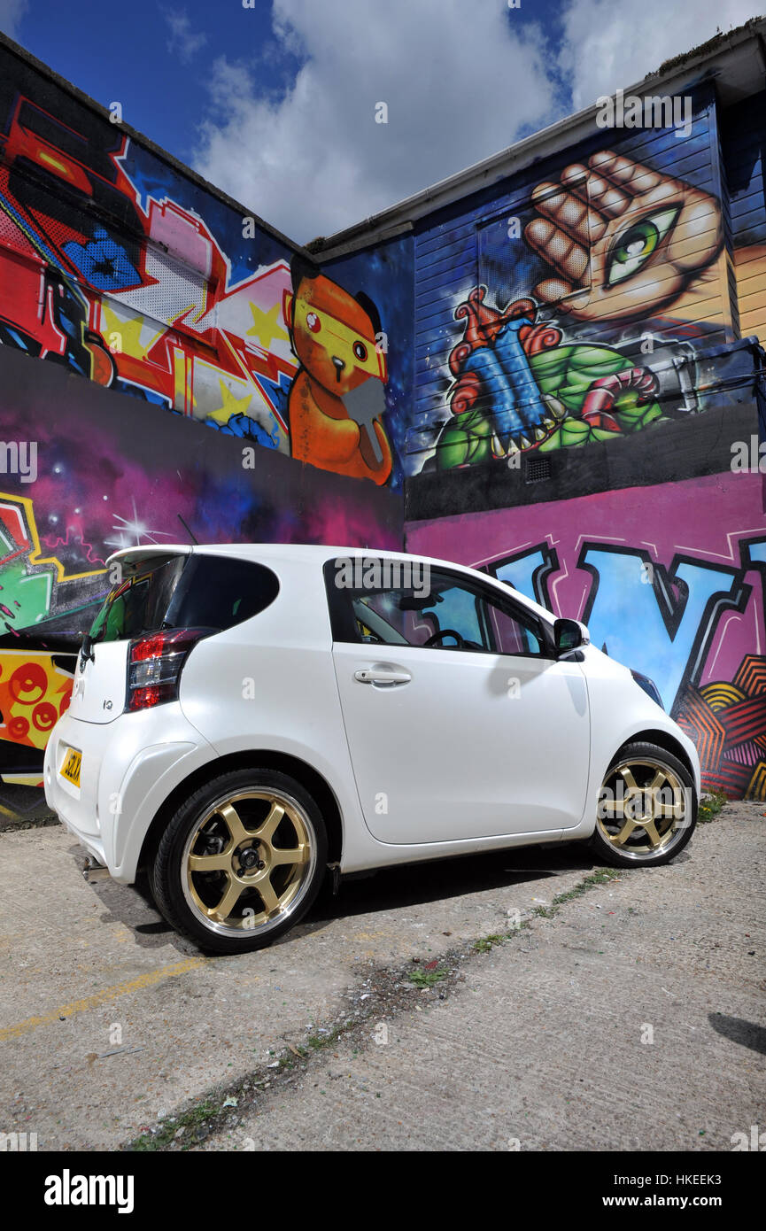 Modification TOYOTA IQ voiture de ville compacte sous et graffiti wall Banque D'Images