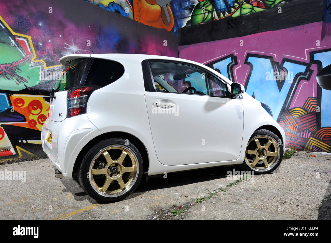 Modification TOYOTA IQ voiture de ville compacte sous et graffiti wall Banque D'Images