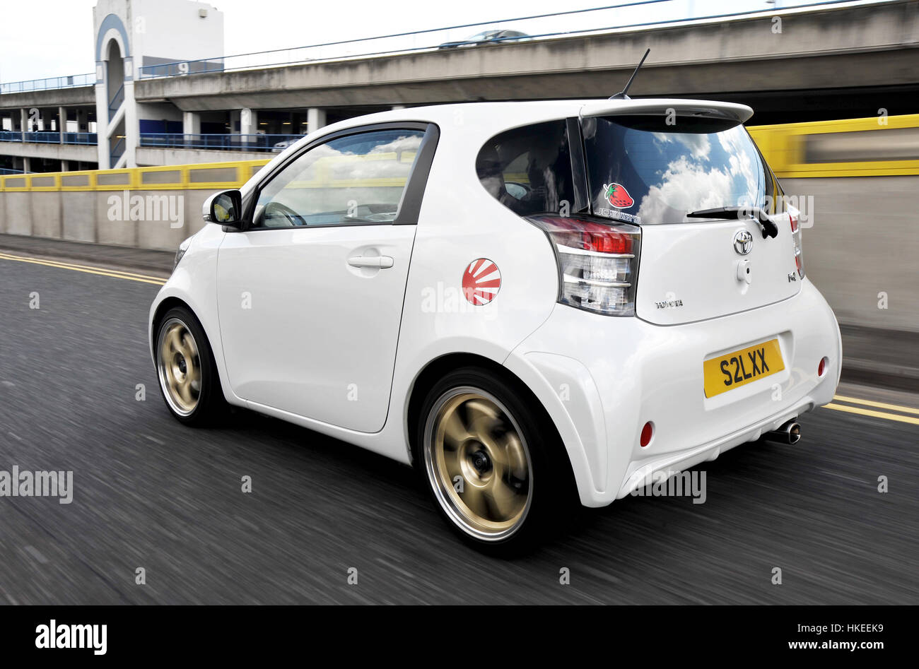 Modification TOYOTA IQ voiture de ville compacte sous Banque D'Images