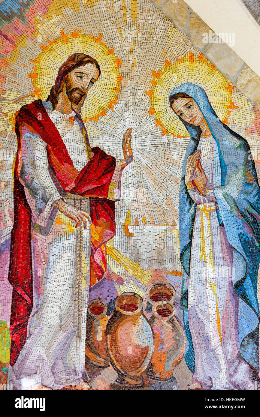 Mosaïque des noces de Cana de Galilée, où Jésus Christ a fait son premier miracle sur l'intercession de sa Mère Marie. Le deuxième mystère lumineux. Banque D'Images