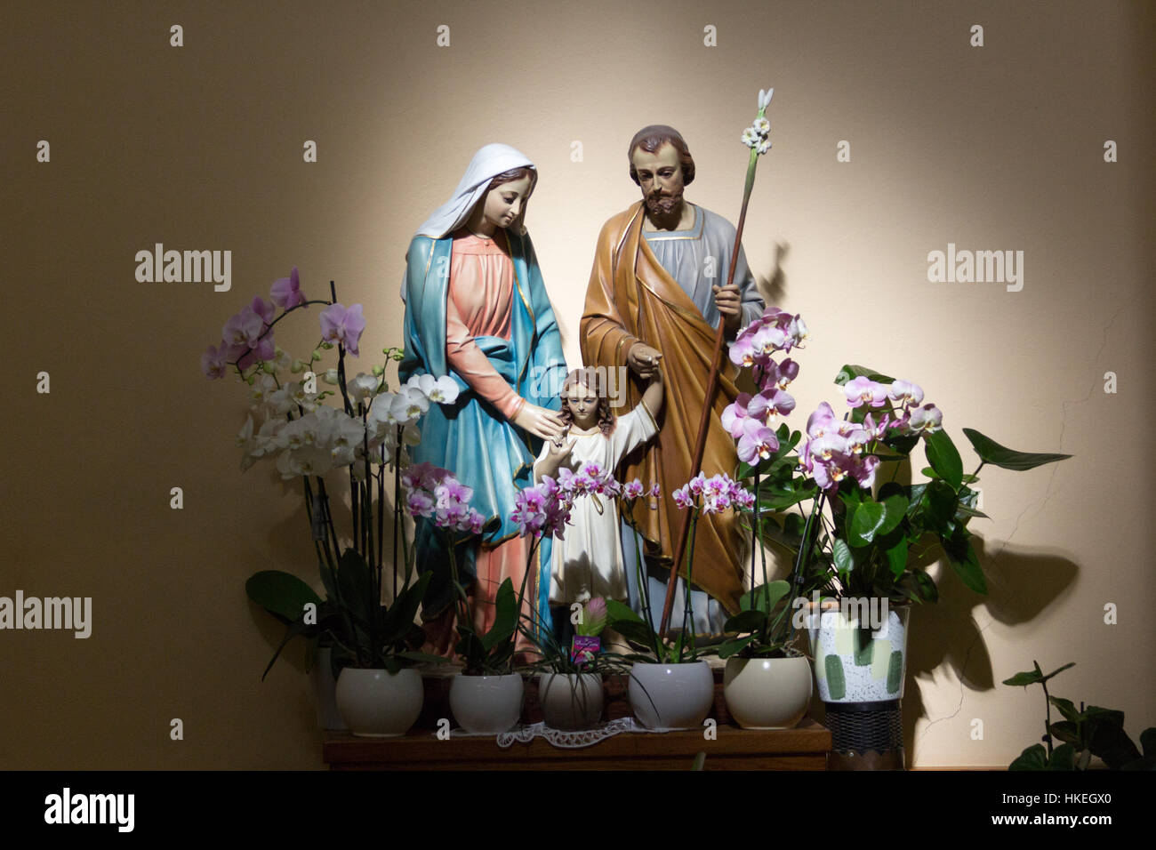 MEDJUGORJE, BOSNIE ET HERZÉGOVINE, le 21 août 2016. La statue de la sainte famille - Jésus, Marie et Joseph entouré d'orchidées blanches et roses. Banque D'Images