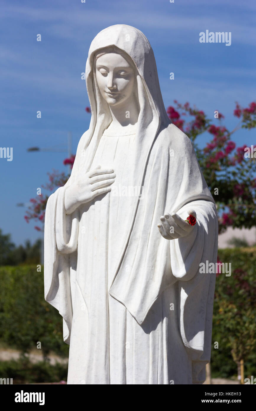 Statue de Vierge Marie en face de l'église de Saint James. Elle invite ses enfants à prier. MEDJUGORJE, BOSNIE ET HERZÉGOVINE, 2016/08/20. Banque D'Images