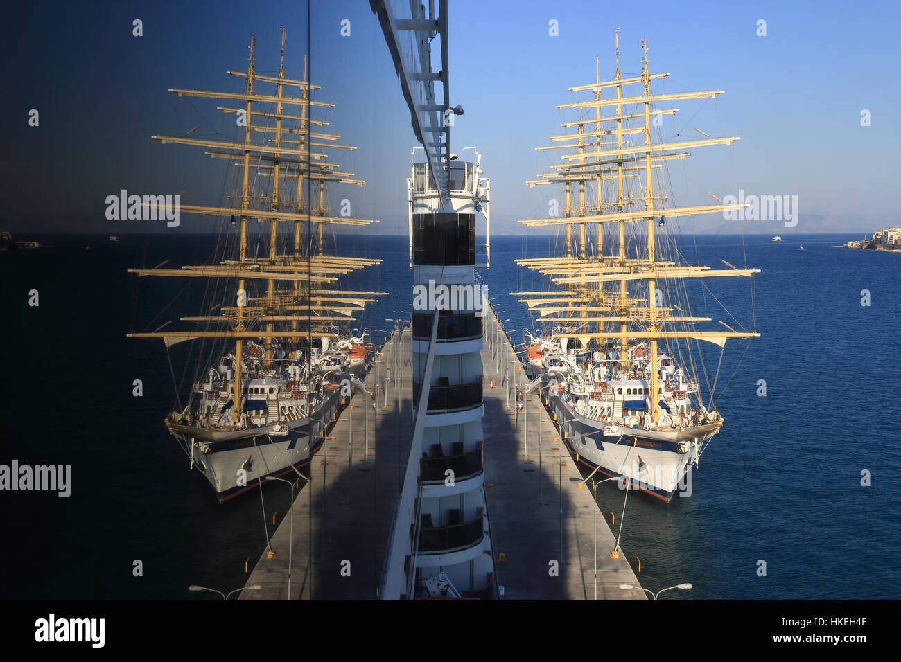 Le Royal Clipper à Corfou reflétée dans les fenêtres de la reine Victoria de croisière. Banque D'Images