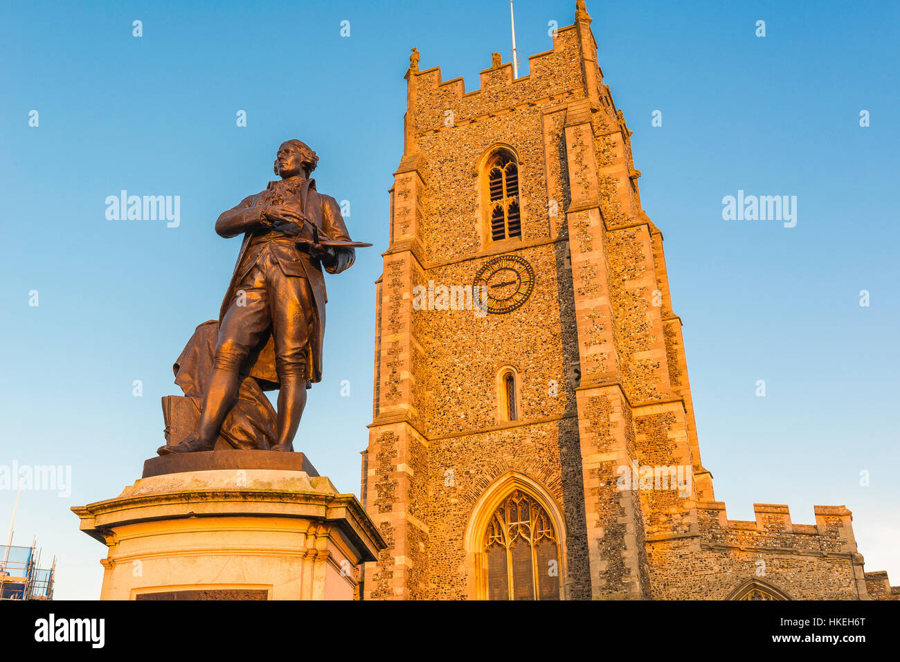 Sudbury Suffolk UK, vue sur la statue de Thomas Gainsborough et la tour de l'église St Pierre située sur la place du marché de Sudbury, Angleterre, Royaume-Uni Banque D'Images