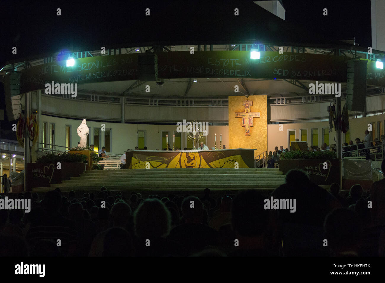 Adoration de Jésus-Christ présent dans le Saint Sacrement après la messe du soir à Medjugorje, en Bosnie-Herzégovine. Banque D'Images