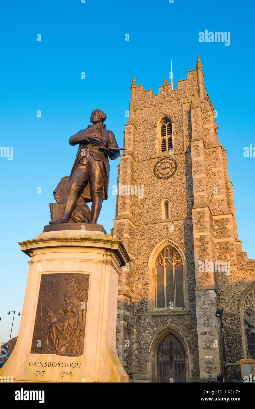 Sudbury Royaume-Uni, vue sur la statue de Thomas Gainsborough et la tour de l'église St Pierre située sur la place du marché de Sudbury, Angleterre, Royaume-Uni Banque D'Images
