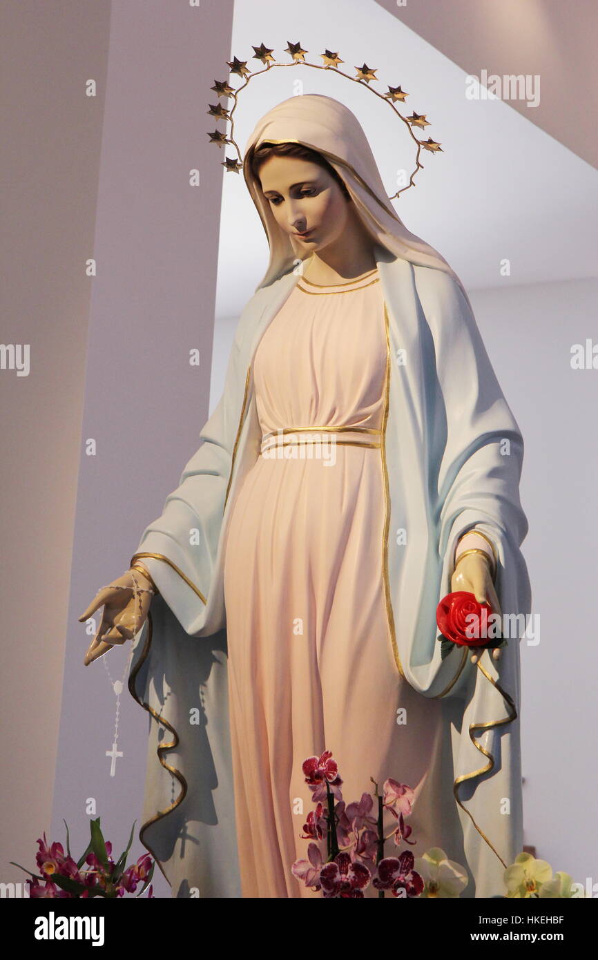 Statue de la Vierge Marie dans l'église catholique romaine de Saint-Élie à Tihaljina, Bosnie-Herzégovine. Banque D'Images