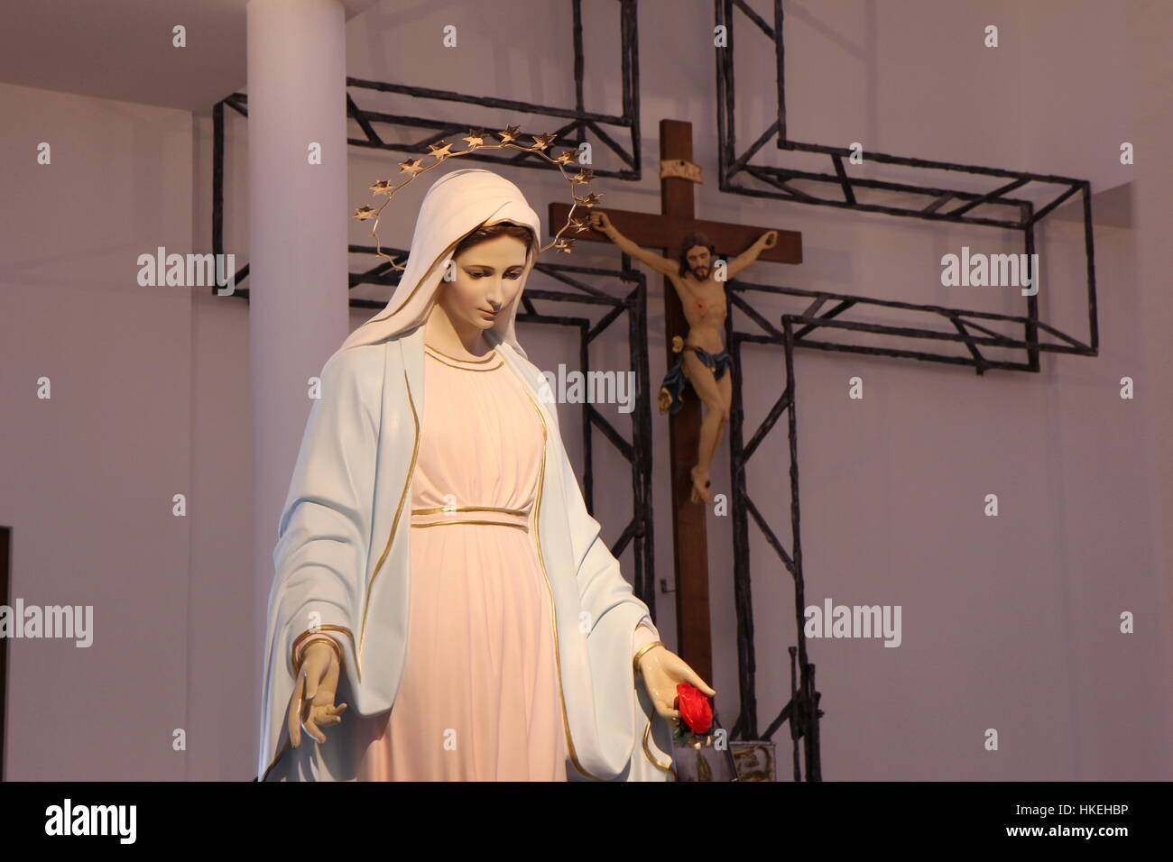 La statue de Vierge Marie de Medjugorje en Tihaljina avec la croix avec Jésus de plus en plus floue dans l'arrière-plan. Banque D'Images