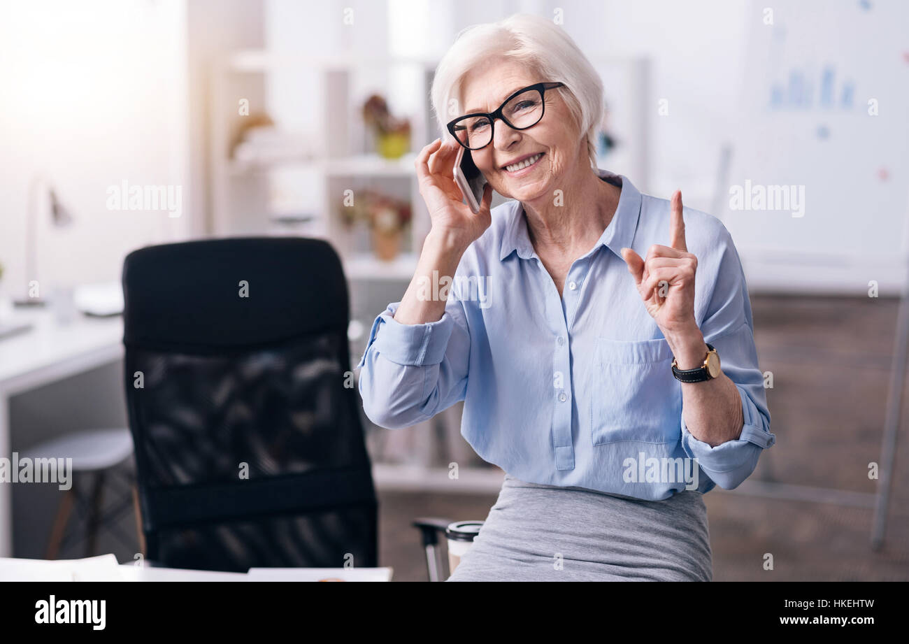 Heureux heureux senior woman la conversation au téléphone Banque D'Images