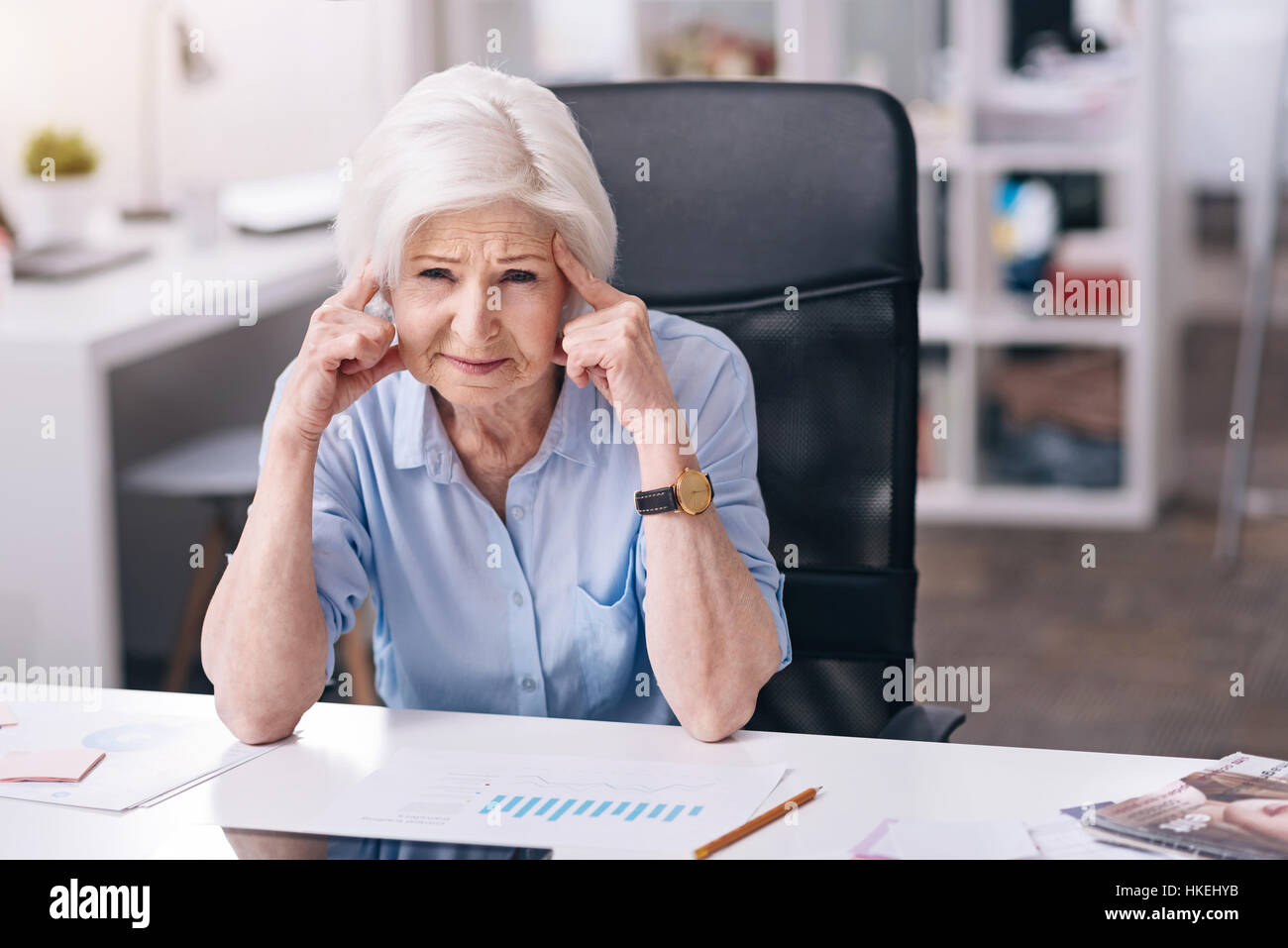 Contrarié de businesswoman souffrant de maux de tête au bureau Banque D'Images