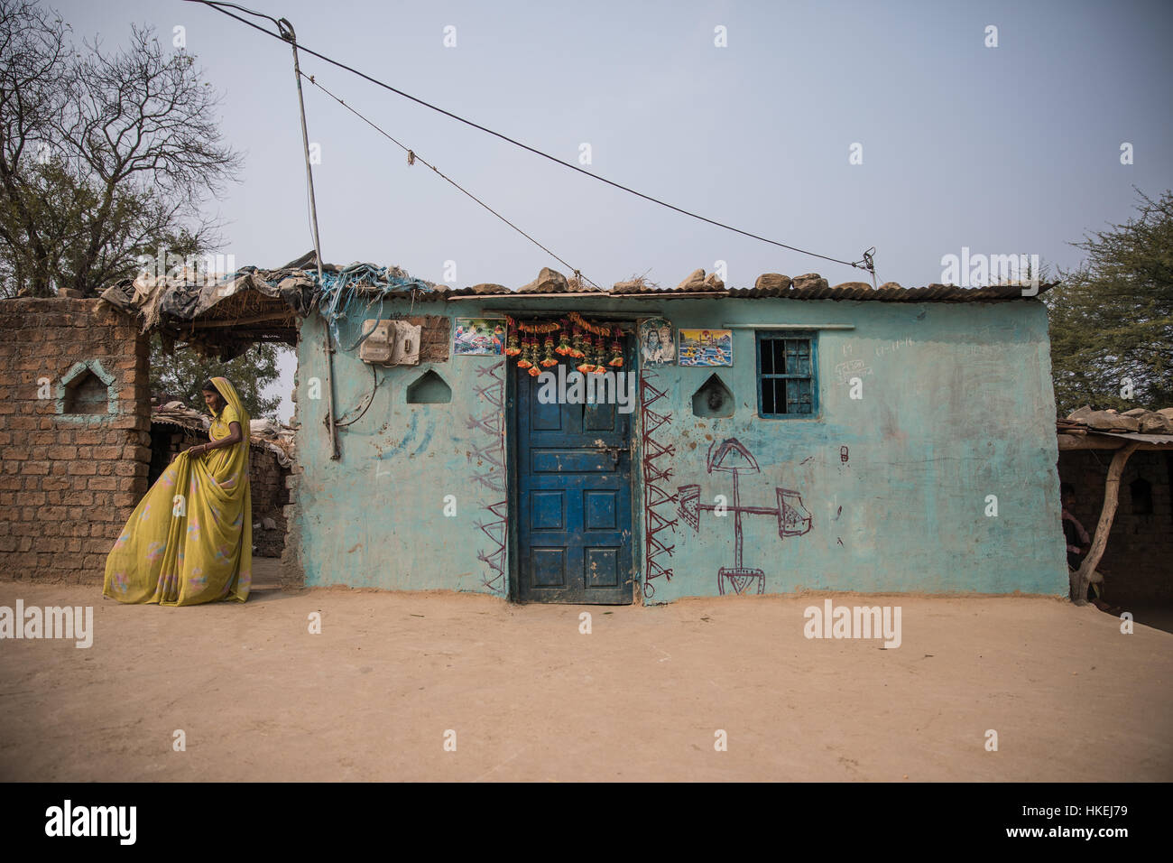Une femme en photo devant sa maison dans un petit village dans le Madhya Pradesh, en Inde. Banque D'Images