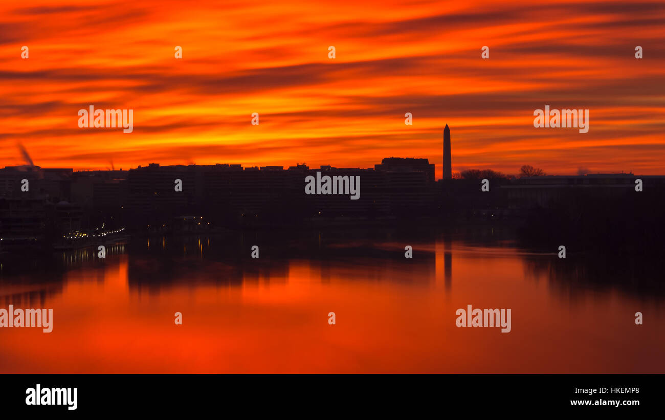 Fiery sky sur le Potomac à Washington, DC Banque D'Images