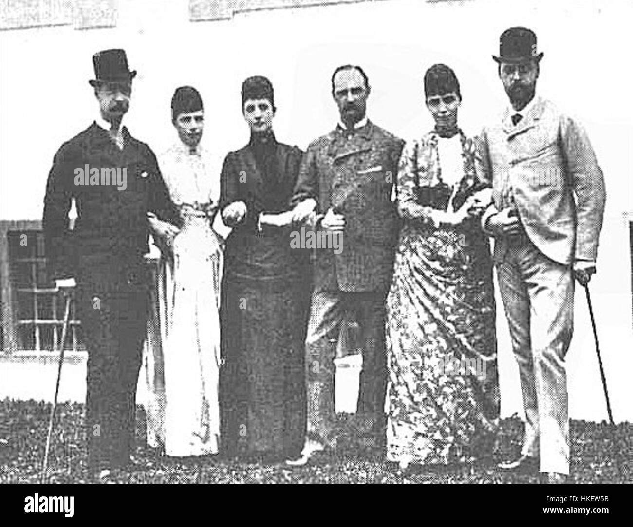Cette image commémore le Jubilé d'or d'un couple en 1882, marquant leur 50e anniversaire de mariage. La photographie capture la célébration de ce jalon dans la vie, reflétant les coutumes sociales et les traditions familiales de l'époque. Banque D'Images