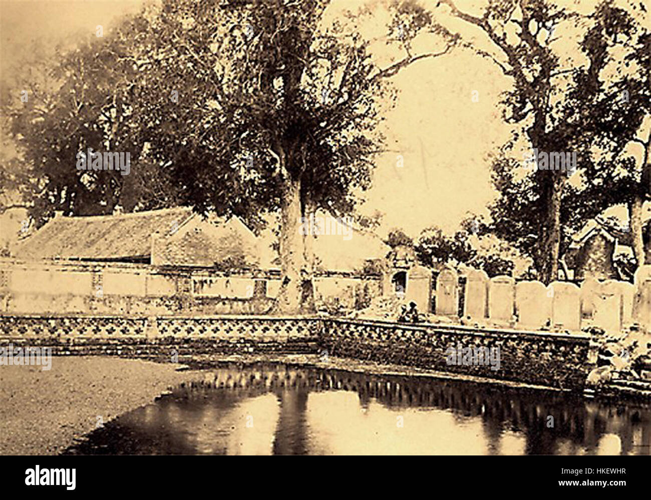 Le Temple de la littérature, un site historique à Hanoi, Vietnam, représente le summum de l'architecture classique et de la tradition savante. Construit à l'origine en 1070, il sert d'hommage à Confucius et abrite la plus ancienne université du Vietnam. Le temple est connu pour ses sculptures exquises, ses détails complexes et ses cours tranquilles, symbolisant la sagesse et la connaissance. Banque D'Images