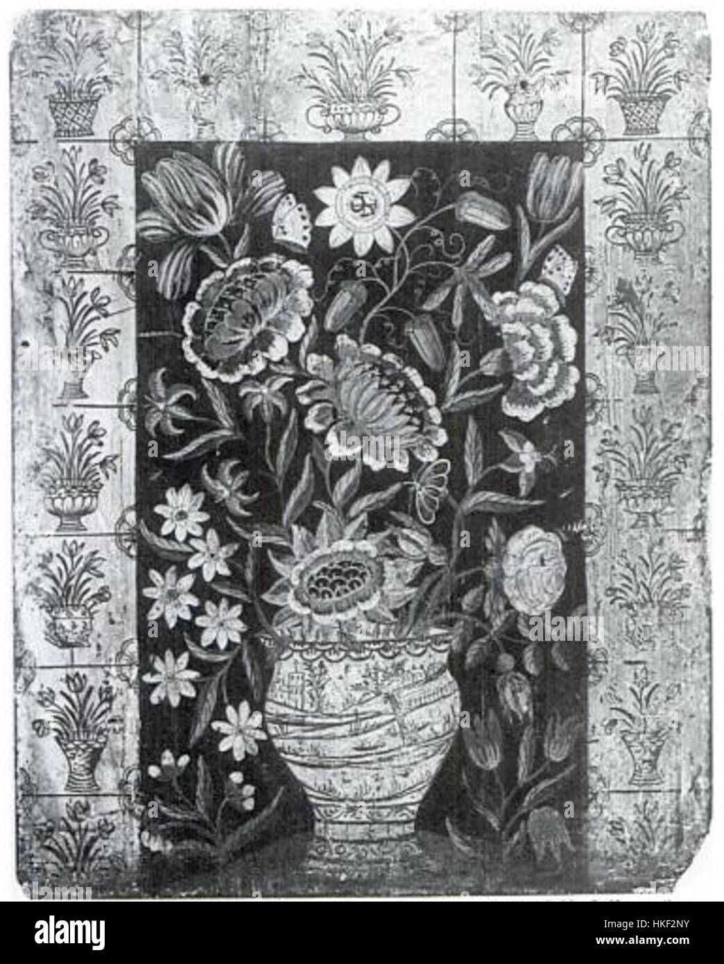 Une photographie d'un panneau de chimies et de carreaux de Delftware datant d'environ 1700, exposée au Victoria and Albert Museum, mettant en valeur la décoration et l'artisanat anglais classiques. Banque D'Images