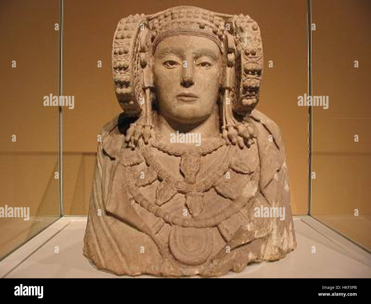 Le Dama d'Elx, une ancienne sculpture ibérique datant du IVe siècle av. J.-C., représente une figure féminine au réalisme exceptionnel. Son savoir-faire détaillé, mettant en valeur les traits fins du visage et la coiffe élaborée, est un excellent exemple de la coupe ibérique classique Banque D'Images