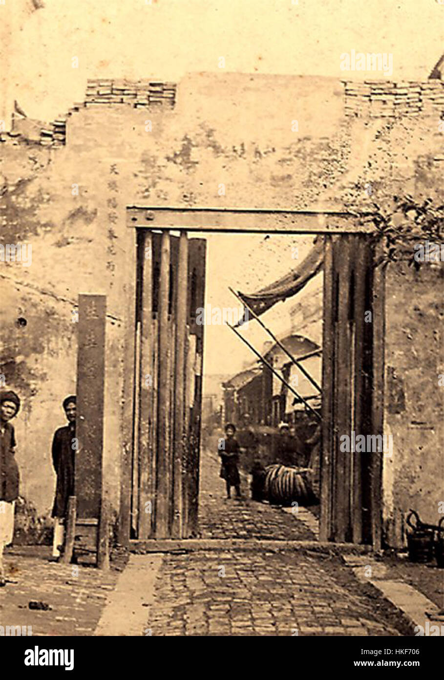 Cette œuvre représente une porte de la ville de Hanoi, illustrant les aspects architecturaux et culturels de la ville. Il reflète l'importance historique de Hanoi et son mélange d'influences traditionnelles vietnamiennes et coloniales. Banque D'Images