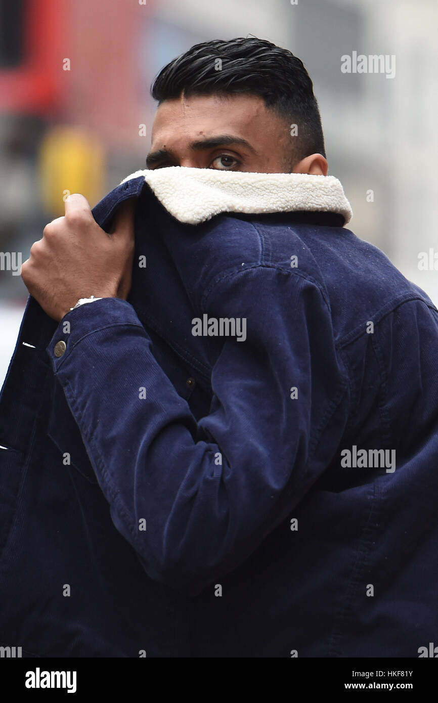 Ghufran Syaed Khan, 26 ans, de quitter Birmingham Cour des magistrats où il est apparu accusé d'avoir tué un piéton qui a été renversé par une voiture à l'extérieur d'un temple sikh à Birmingham en décembre 2015. Banque D'Images