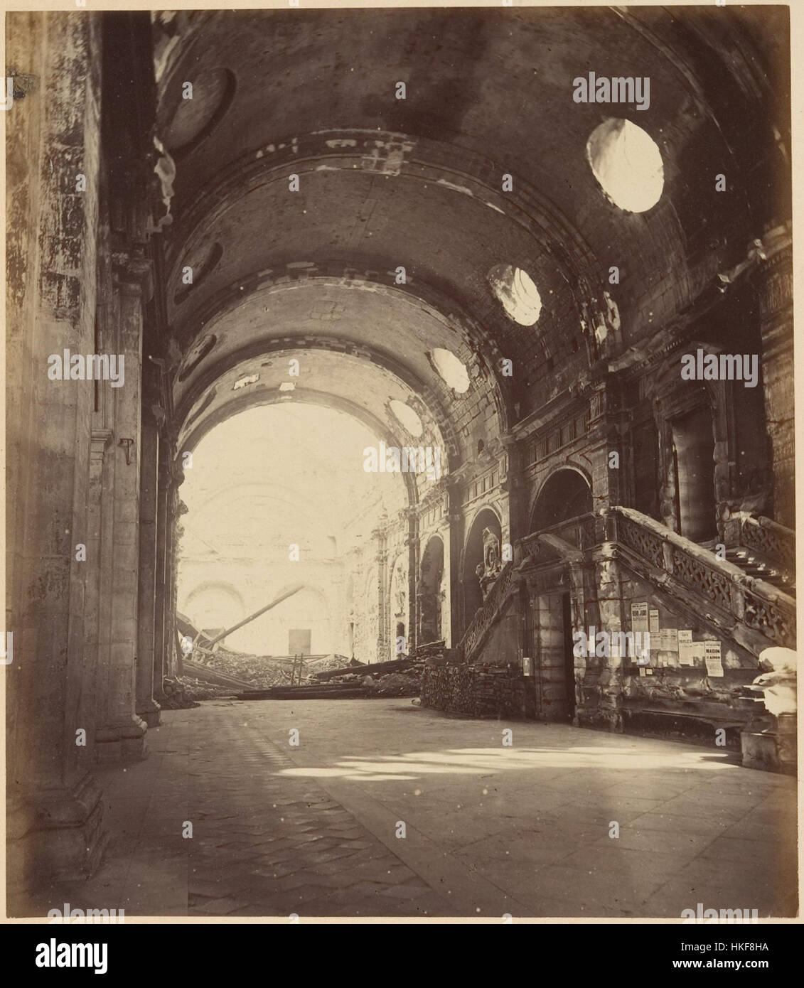 'Les ruines de Paris et de ses environs 1870-1871' est une collection de 100 photographies documentant les ruines de Paris après la guerre franco-prussienne, soulignant la destruction et la récupération de la ville. Banque D'Images
