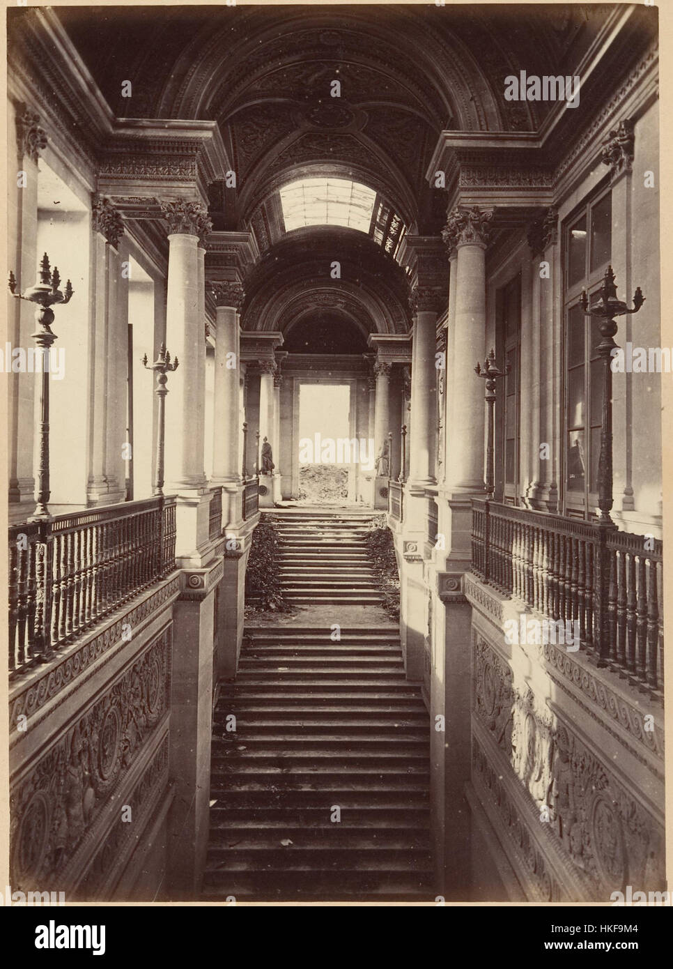 « Les ruines de Paris et de ses environs 1870-1871 » est une collection photographique qui documente les ruines de Paris et de ses environs après la guerre franco-prussienne. Les photographies capturent la dévastation et les dommages architecturaux causés par la guerre. Banque D'Images