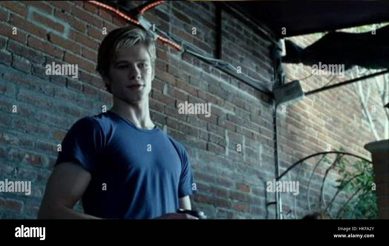 Cette image montre Lucas Till, un acteur américain connu pour ses rôles à la télévision et au cinéma. Sa carrière remarquable comprend la vedette dans la populaire série télévisée 'MacGyver'. Ce portrait capture son apparence jeune, reflétant son succès à la fois dans le jeu d'acteur et le mannequin. Banque D'Images