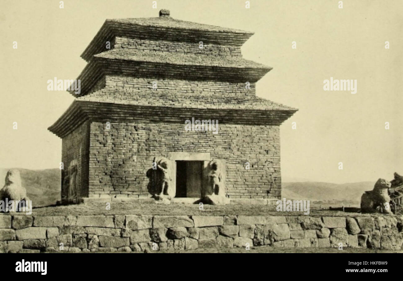 Cette photographie historique représente la pagode Bunhwangsa, un monument culturel et architectural important situé à Gyeongju, en Corée du Sud. La pagode, construite à l'origine sous la dynastie Silla, est réputée pour son architecture unique et son importance historique en tant que structure bouddhiste. Banque D'Images