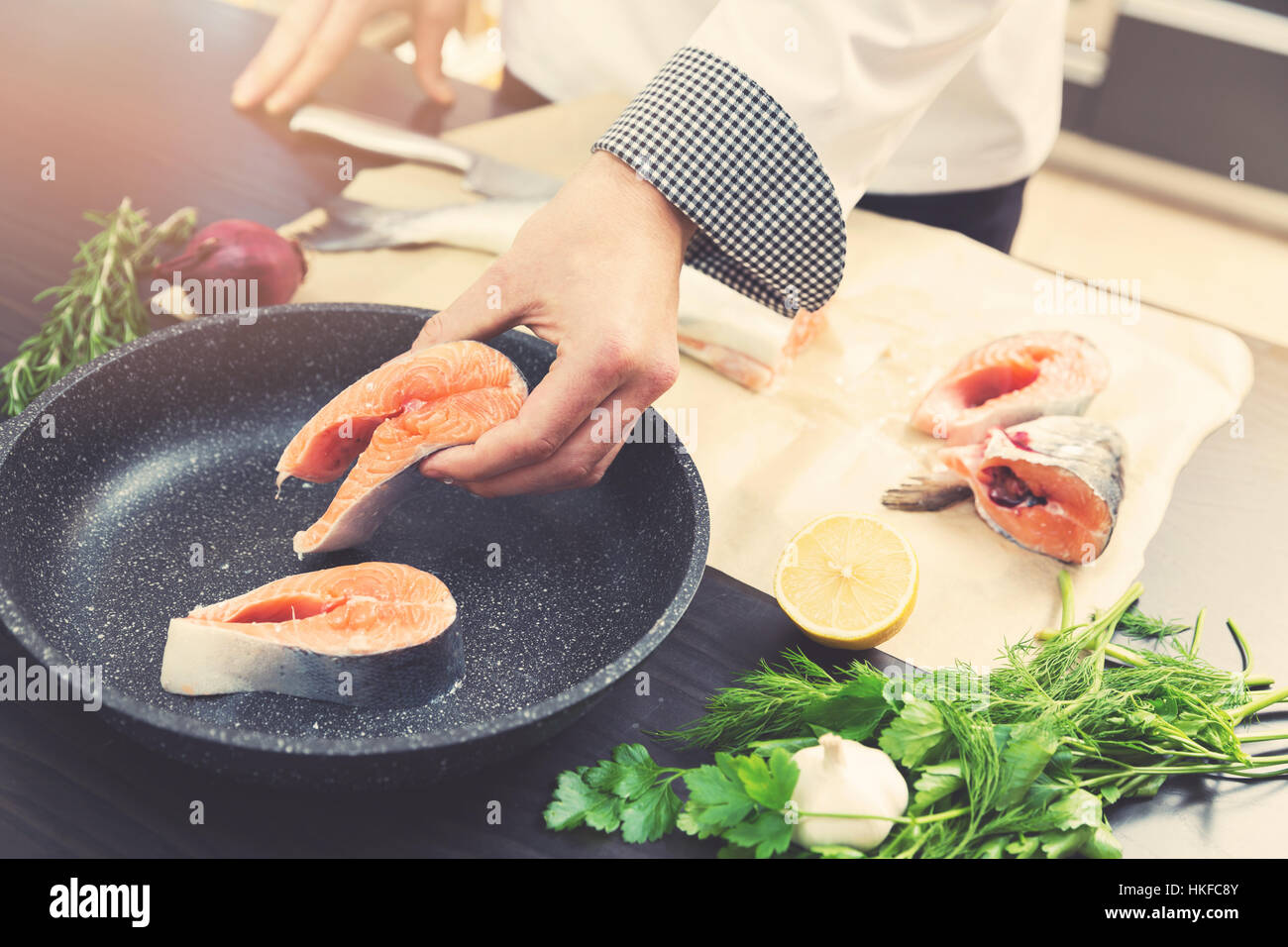 Chef putting Poisson saumon du four de cuisson Banque D'Images